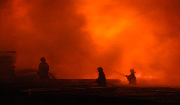 Wielkopolska. Próbował gasić pożar trawy łopatą. Trafił na intensywną terapię