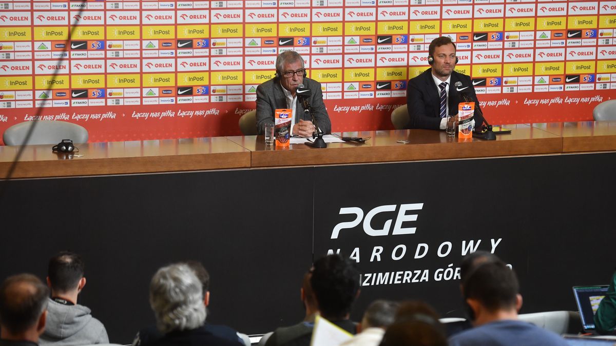 Warszawa, 17.03.2023. Trener piłkarskiej reprezentacji Polski Fernando Santos (L) i Team Manager ds. sportowych i rzecznik prasowy PZPN Jakub Kwiatkowski (P) podczas konferencji prasowej na stadionie PGE Narodowym, 17 bm. Portugalski szkoleniowiec ogłosił powołania piłkarzy na mecze eliminacyjne mistrzostw Europy 2024 z Czechami (24 marca w Pradze) i Albanią (27 marca w Warszawie). (mk) PAP/Piotr Nowak