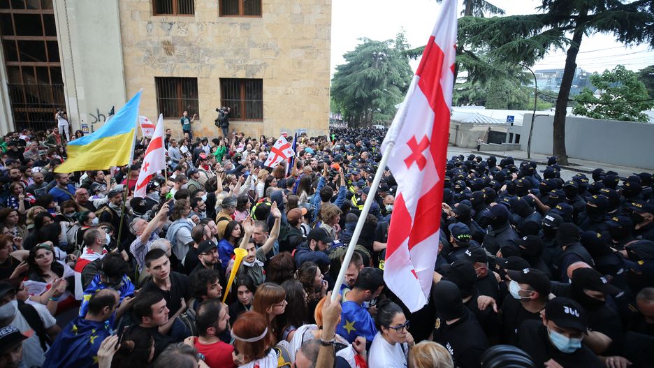 Protestujący przeciwko ustawie o tzw agentach zagranicznych wyszli na ulice Tbilisi we wtorek