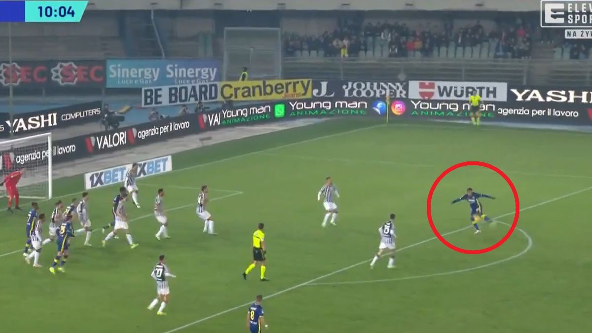Twitter / Eleven Sports / Na zdjęciu: uderzenie Michaela Folorunshy
