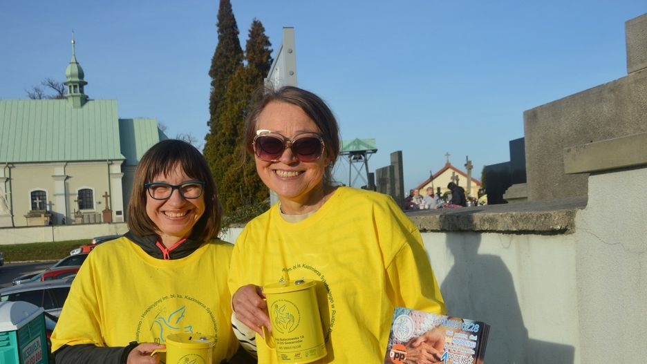 Wolontariuszy w żółtych koszulkach można było spotkać na 14 cmentarzach