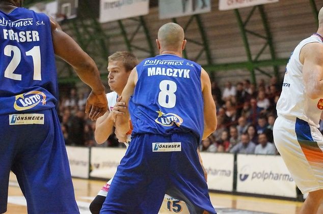 Johny Dee szuka miejsca po zasłonach. Źródło: sportowa.com.pl