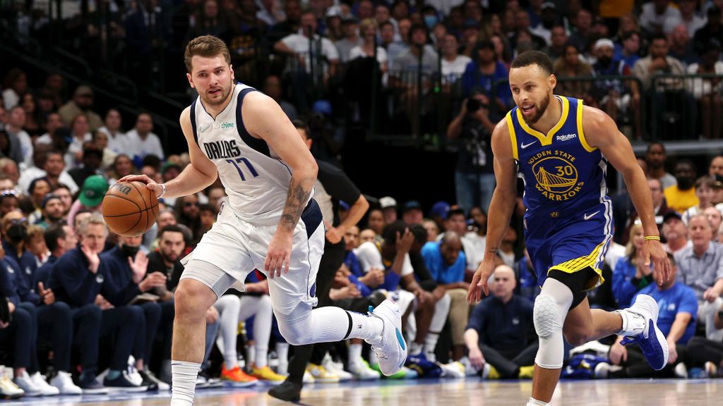 Na zdjęciu od lewej: Luka Doncić i Stephen Curry