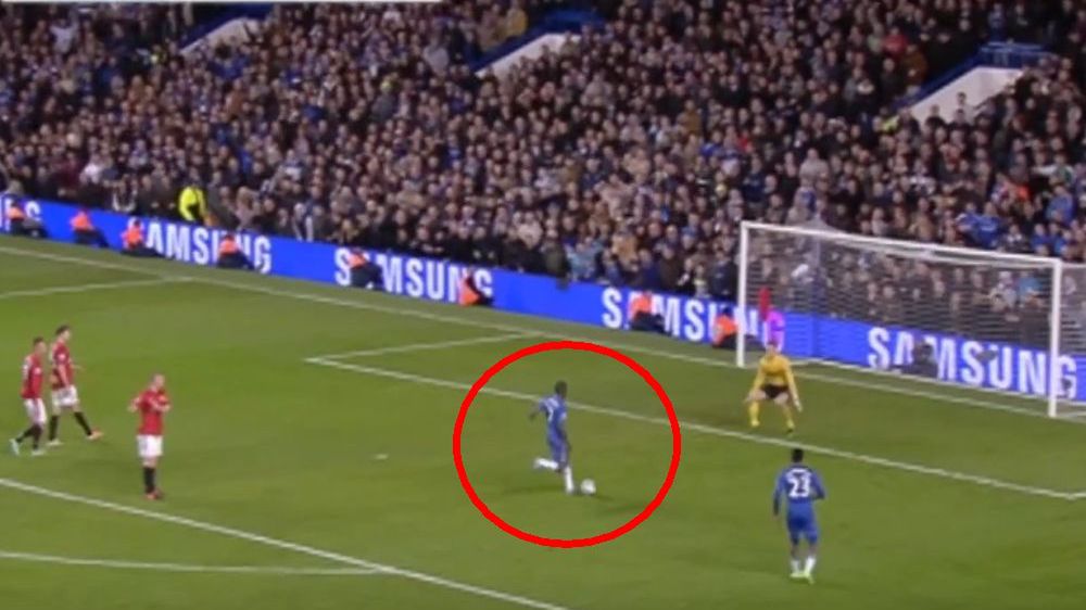 Zdjęcie okładkowe artykułu: Materiały prasowe / Dugout / Na zdjęciu: Ramires (Chelsea) strzela gola w meczu z Manchesterem United w Pucharze Ligi Angielskiej 2012
