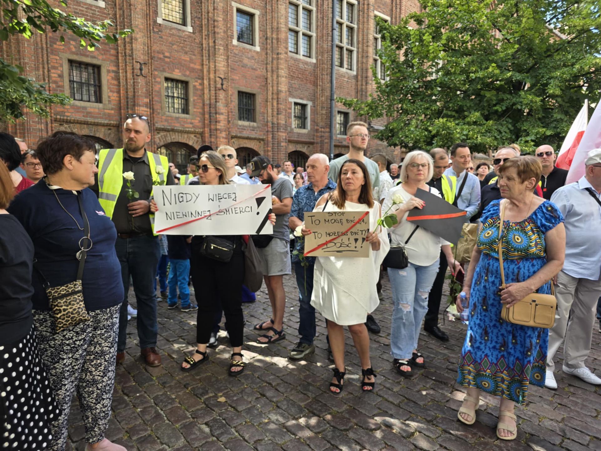 Uczestnicy marszu z transparentami