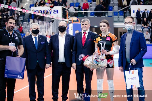 Gabriela Makarowska odbierająca nagrodę MVP za mecz w Radomiu