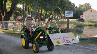 Lutogniew: Dożynki wiejskie. Parada traktorów przejechała ulicami wioski