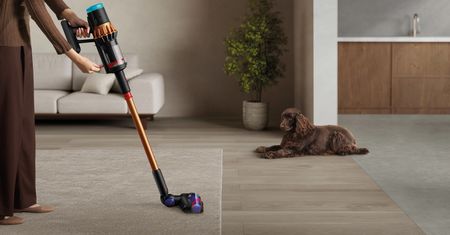 James Dyson prezentuje w Berlinie najnowsze produkty firmy Dyson, które rozwiązują problemy użytkowników