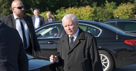 Sondaż. Jarosław Kaczyński z czerwoną kartką. Prezes źle oceniony