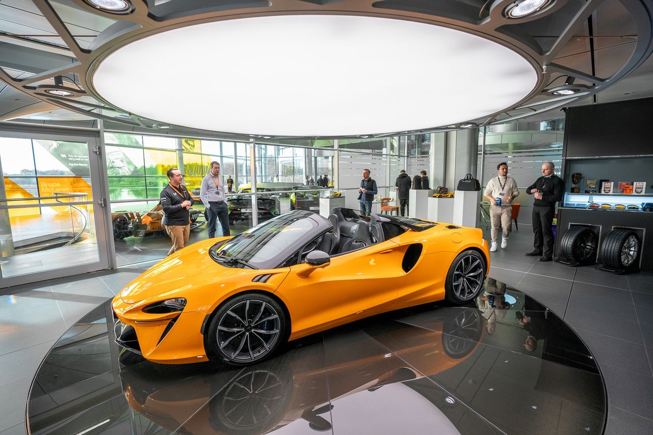 McLaren Technology Centre - salon z Arturą. W tym miejscu, za plecami fotografa mieści się obrotowa ściana, która prowadzi do drugiego salonu, w którym stoi W1.