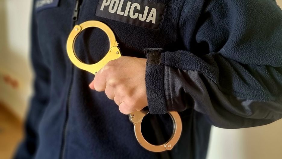 Nakleił na kanapkę promocyjną naklejkę. Grozi mu nawet 8 lat więzienia