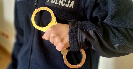 Nakleił na kanapkę promocyjną naklejkę. Grozi mu nawet 8 lat więzienia
