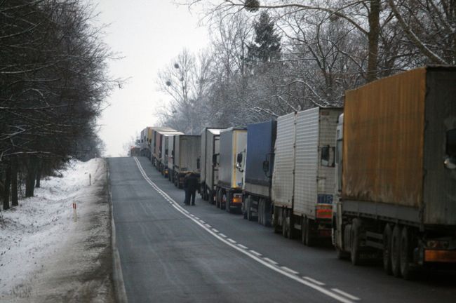 Rosną kolejki tirów do przejść granicznych z Białorusią
