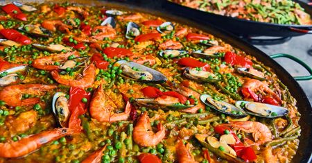 Paella. Z chatek rolników do najlepszych restauracji