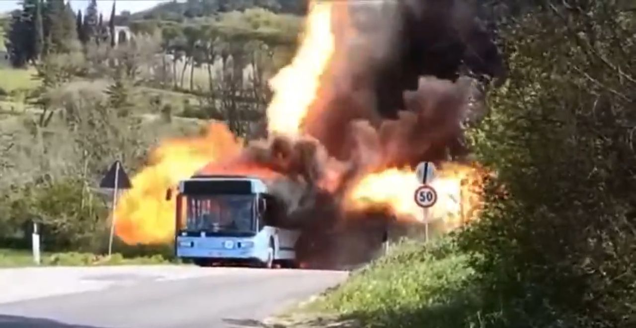 Pożar autobusu zasilanego gazem. Ział jak wulkan