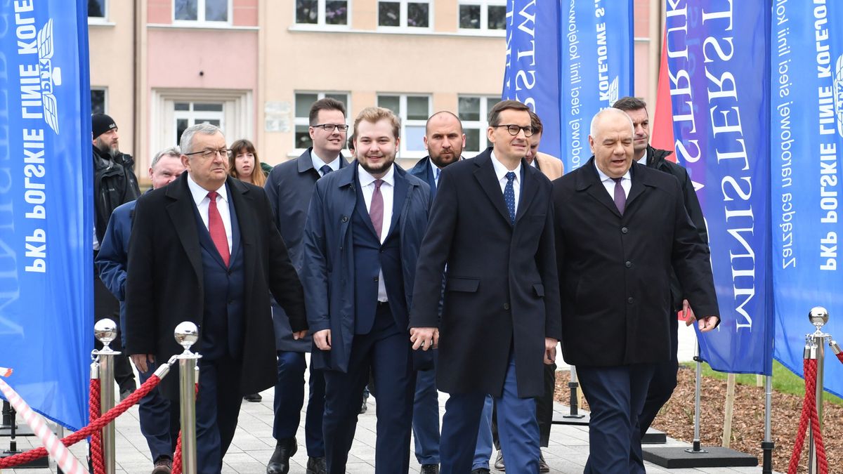 Premier Mateusz Morawiecki (p.o. ministra finansów) i Jacek Sasin (minister aktywów państwowych) odpowiadają za rosnące zadłużenie Skarbu Państwa