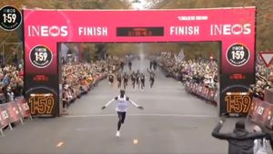 Maraton. Zobacz wideo z ostatnich metrów biegu Eliuda Kipchoge. INEOS pokazał niesamowitą statystykę