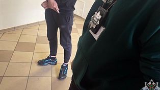 21-latek chciał popisać się przed koleżankami. Strzelał z wiatrówki i wybił okno w mieszkaniu
