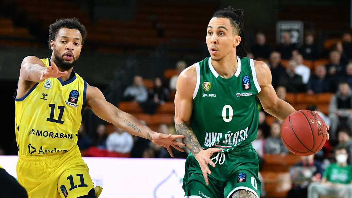 PAP / Maciej Kulczyński / Zawodnik Śląska Wrocław Travis Trice (P) i Clevin Hannah (L) z MoraBanc Andorra