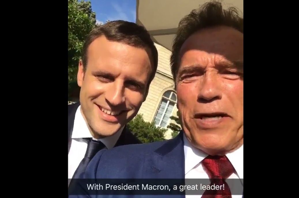 Macron i Terminator ratują Ziemię. Słoneczne selfie jest wymierzone w Trumpa