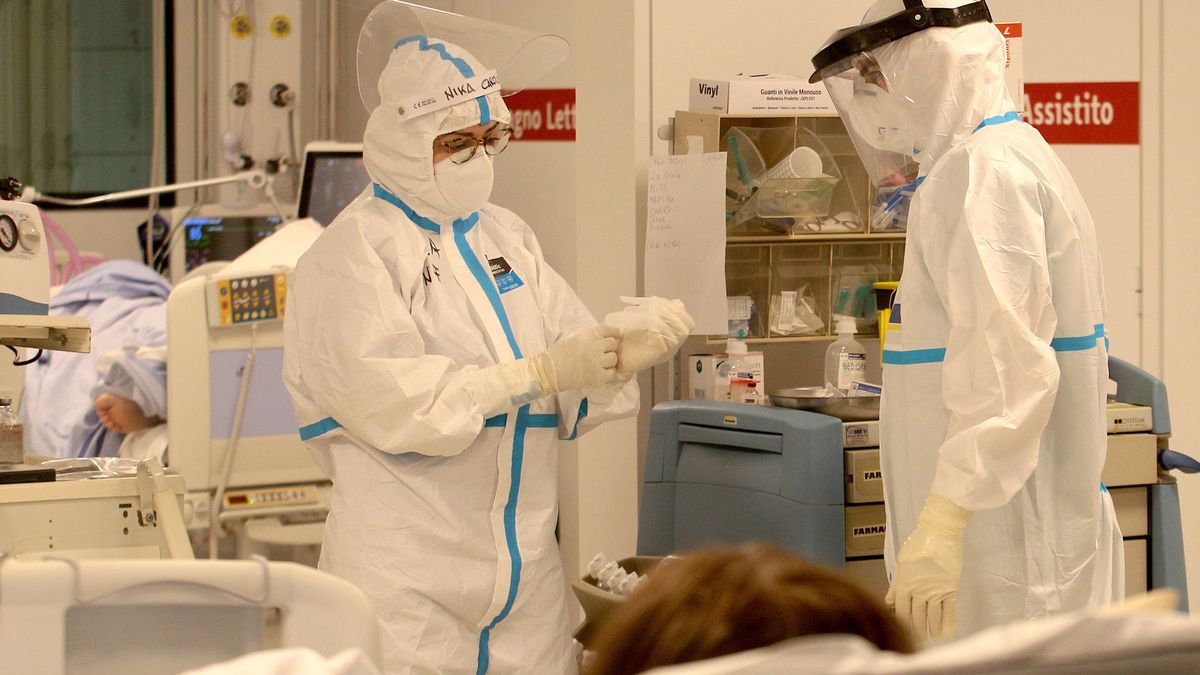 Wśród krajów europejskich największą liczbę nowych zgonów w minionym tygodniu odnotowano we Włoszech i w Polsce. 