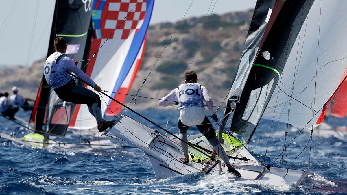 PAP/EPA / Sebastien Nogier / Na zdjęciu: zmagania windsurferów podczas Igrzysk Olimpijskich w Paryżu