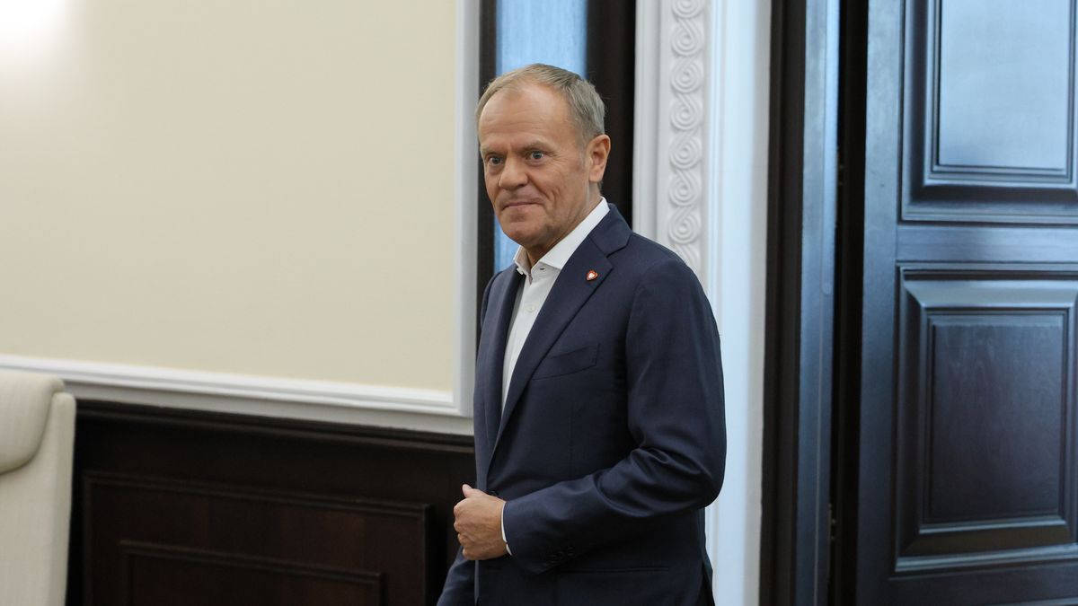 Warszawa, 13.08.2024. Premier Donald Tusk przed posiedzeniem rządu w KPRM w Warszawie, 13 bm. Ministrowie zajmą się projektem nowelizacji ustawy o podatku dochodowym od osób fizycznych; daje on możliwości wyboru tzw. kasowego PIT przedsiębiorcom prowadzącym działalność gospodarczą w niewielkich rozmiarach. (ad) PAP/Paweł Supernak
