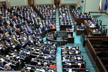 Jest najnowszy sondaż partyjny. KO zyskuje, co z prawicą?