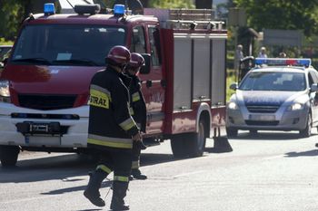 Łódź: Samochody osobowe w ogniu. Pożary gasili strażacy i policjanci