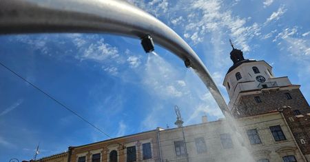 Kurtyny wodne i zdroje z bezpłatną wodą pitną w Lublinie. Gdzie szukać ochłody w czasie upałów? SPRAWDŹ
