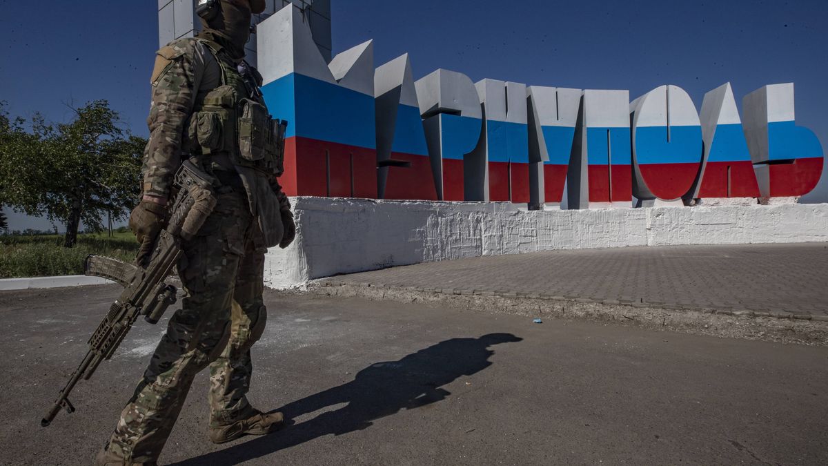 Na zdjęciu rosyjski żołnierz w okupowanym Mariupolu