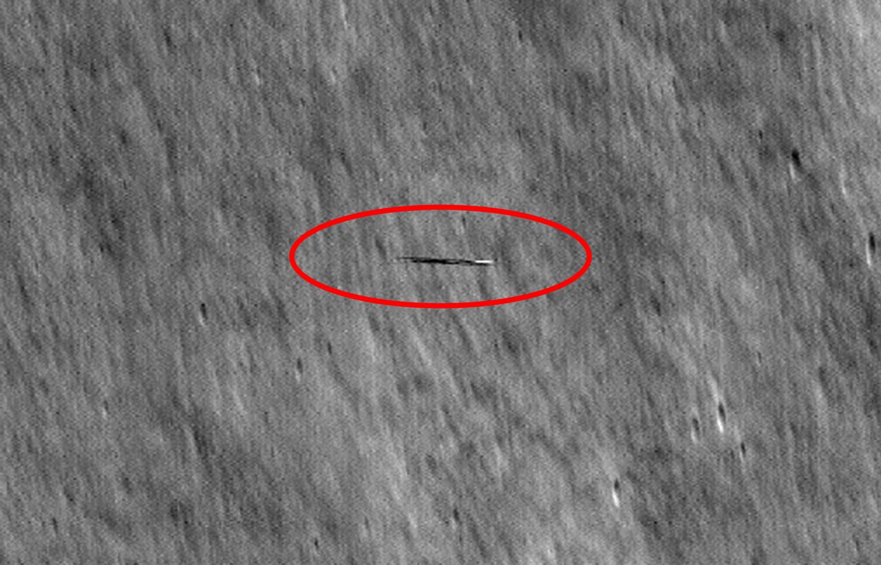 The LRO probe immortalized another "visitor" near the Moon.