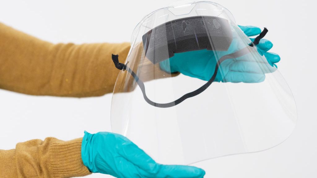 Sama przyłbica nie chroni przed COVID-19