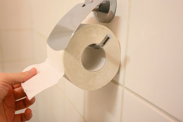 Korzystanie z papieru toaletowego