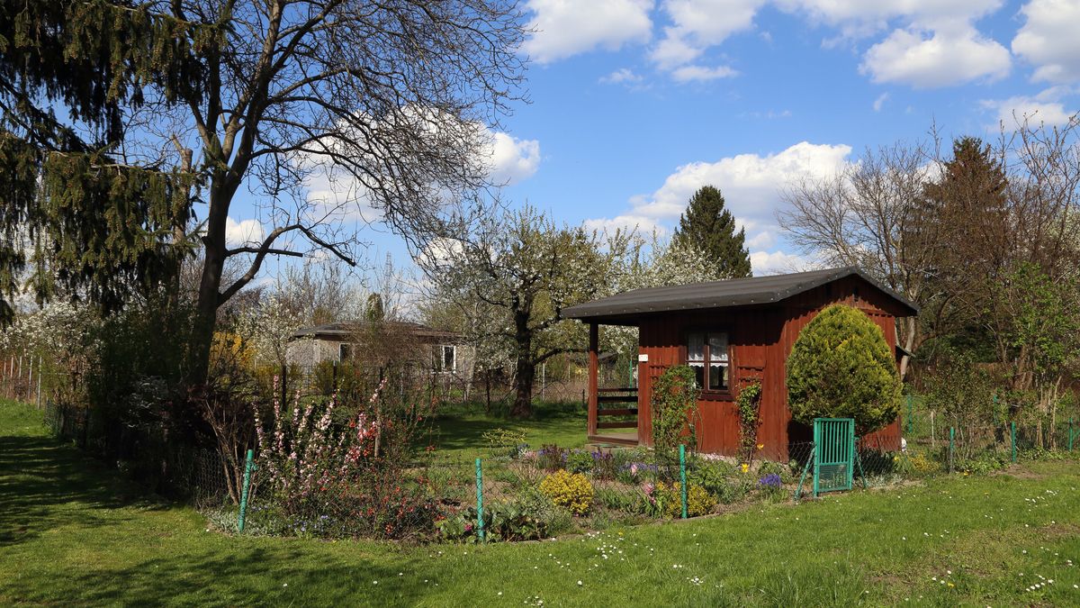 Warszawa, 1.05.2022 r. Majowka w rodzinnych ogrodach dzialkowych nad Jeziorkiem Czerniakowskim.