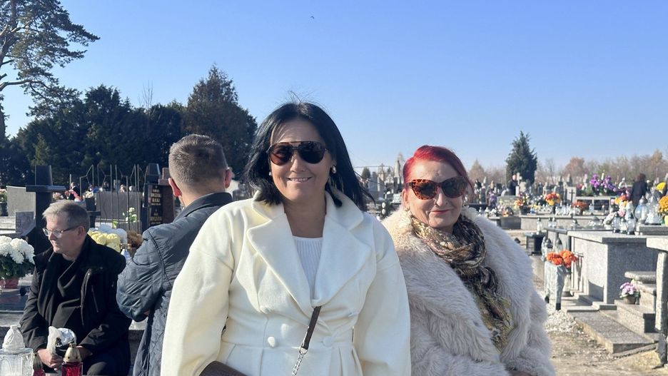 Wiele osób odwiedzało w dniu Wszystkich Świętych groby bliskich na Cmentarzu Trójcy Świętej w Jędrzejowie.