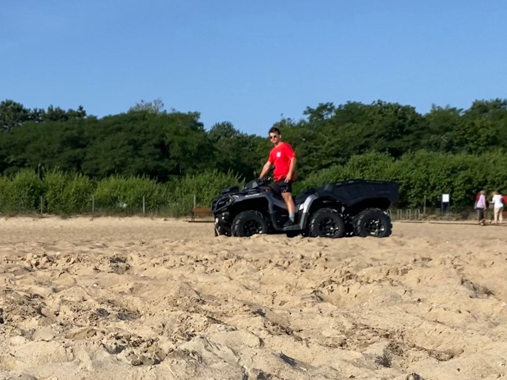 Ratownik na porannym obchodzie plaży