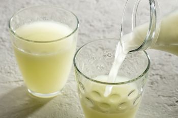 Pij regularnie, a ciśnienie spadnie. Ten napój to bomba witaminowa