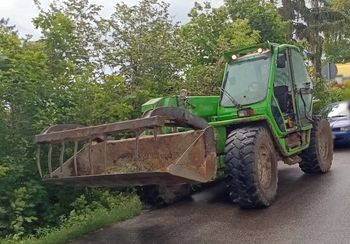 Pijany 39-latek pojechał koparką do sklepu. Zniszczył chodnik, ogrodzenie i drzewa!