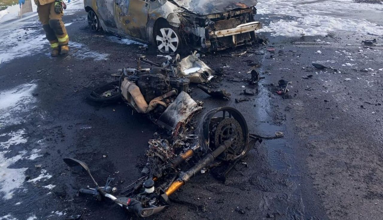 19-latka jechała Toyotą. Fatalny finał. Spłonęły dwa pojazdy