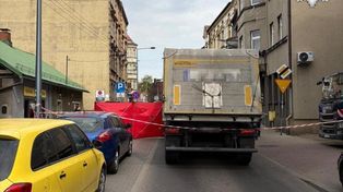 Śmiertelny wypadek w Chorzowie. Pod kołami tira zginął 79-latek