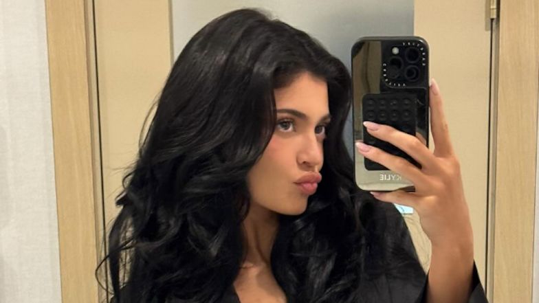 Kylie Jenner wdzięczy się przed lustrem