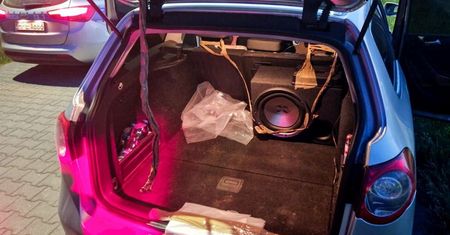 Policjant zauważył, że z bagażnika wystają ludzkie nogi