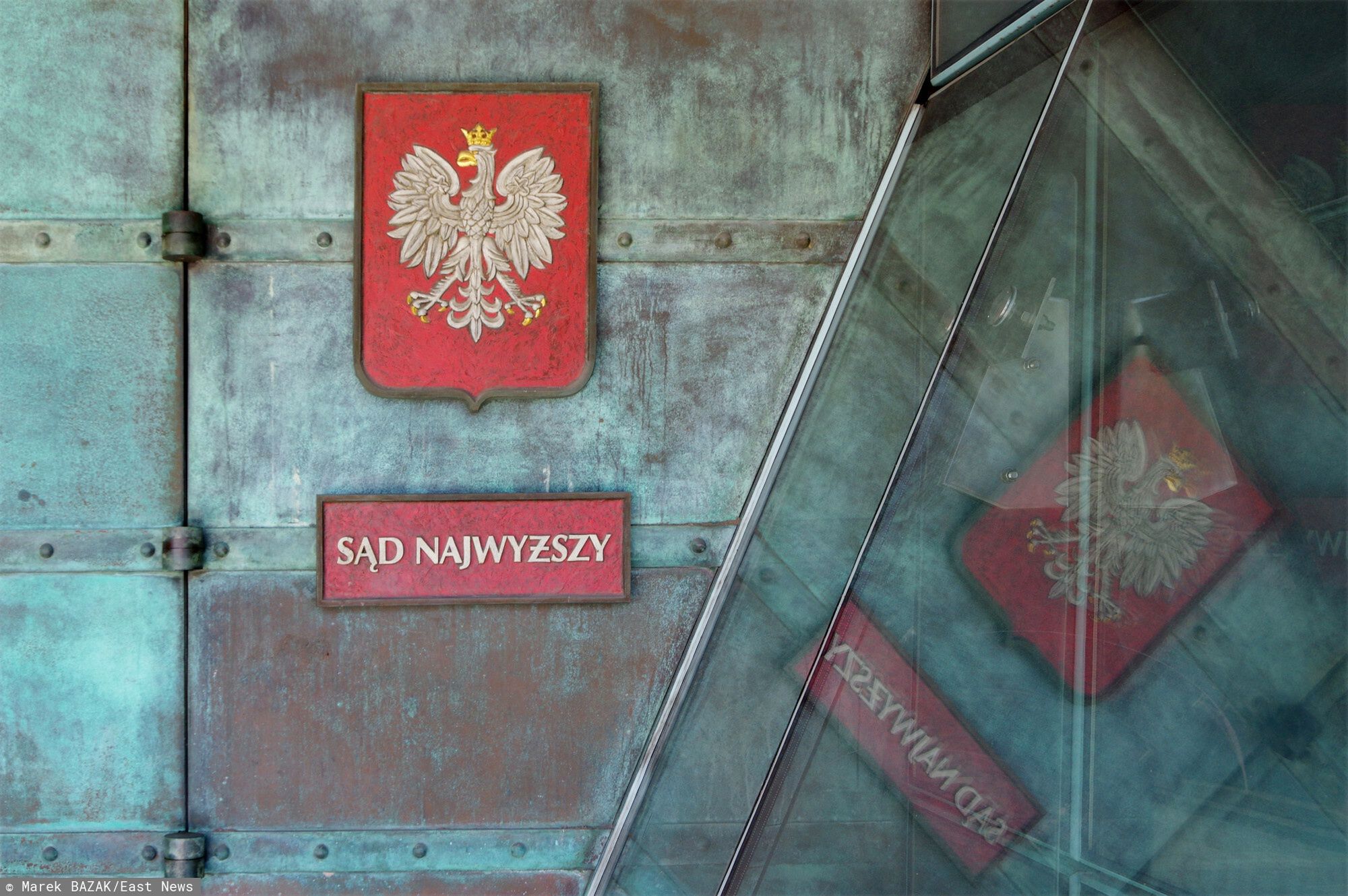 Logotypy MaBaPHOTO: ZOFIA I MAREK BAZAK / EAST NEWS   Tabliczka informacyjna Sad Najwyzszy i godlo Polski na budynku Sadu NajwyzszegoZOFIA BAZAK