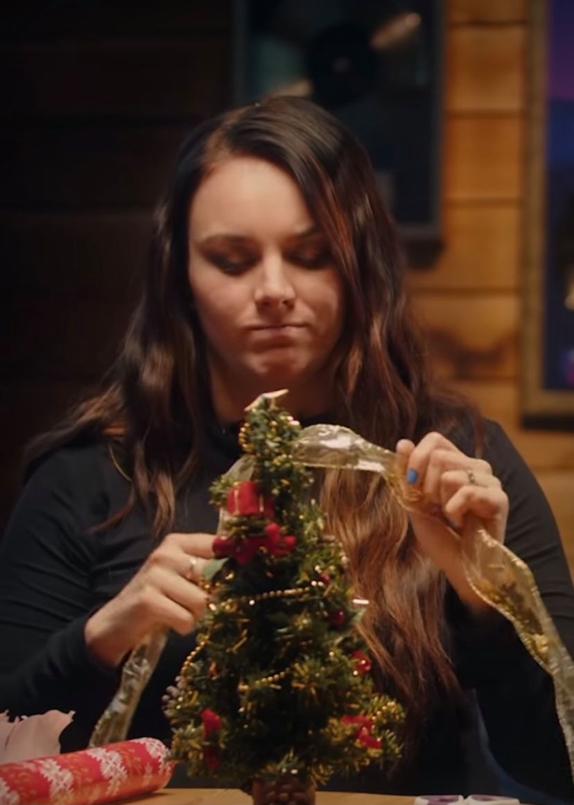 Ewa Farna pakuje prezent | fot. instagram.com/warnermusicpoland