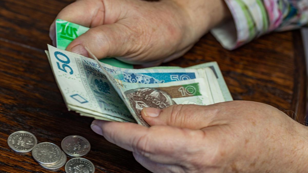 Coraz więcej stulatków otrzymuje świadczenie honorowe.