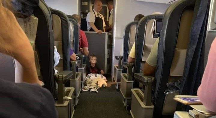 Autystyczny chłopiec na pokładzie samolotu
