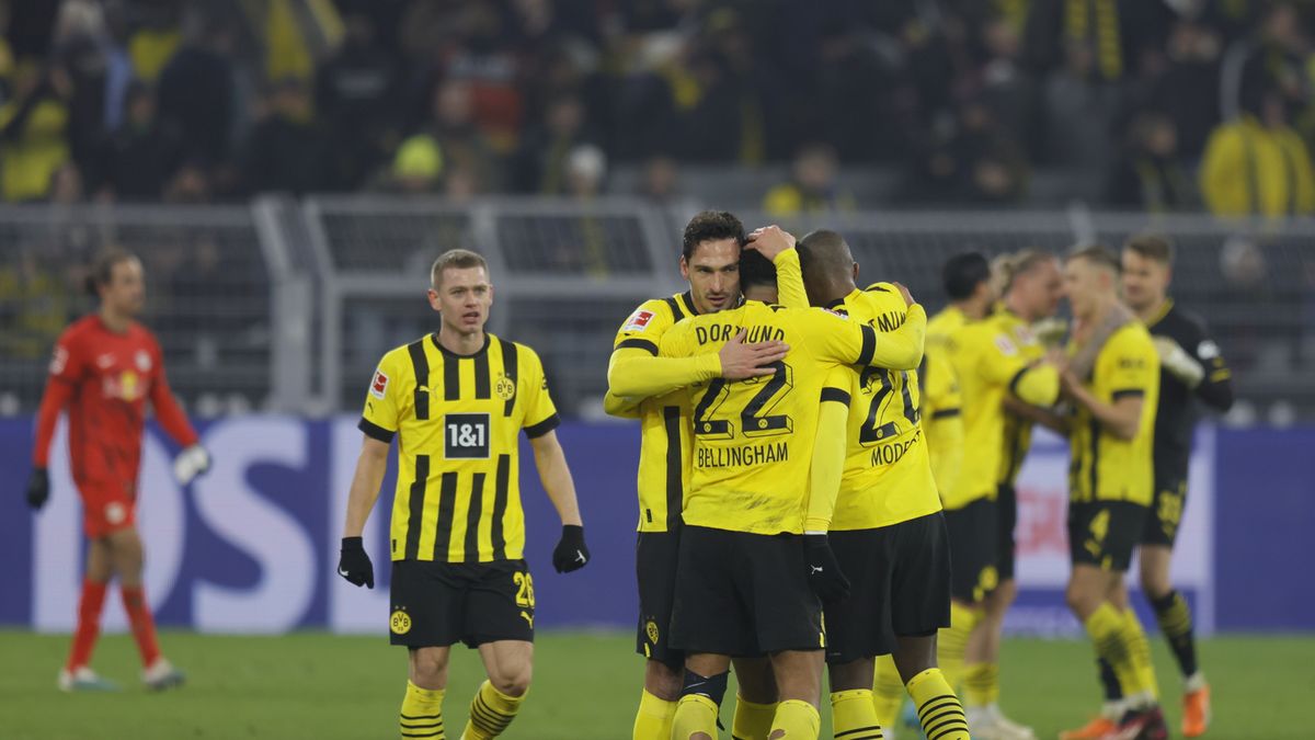 Zdjęcie okładkowe artykułu: PAP/EPA / Ronald Wittek / Na zdjęciu: radość piłkarzy Borussii Dortmund