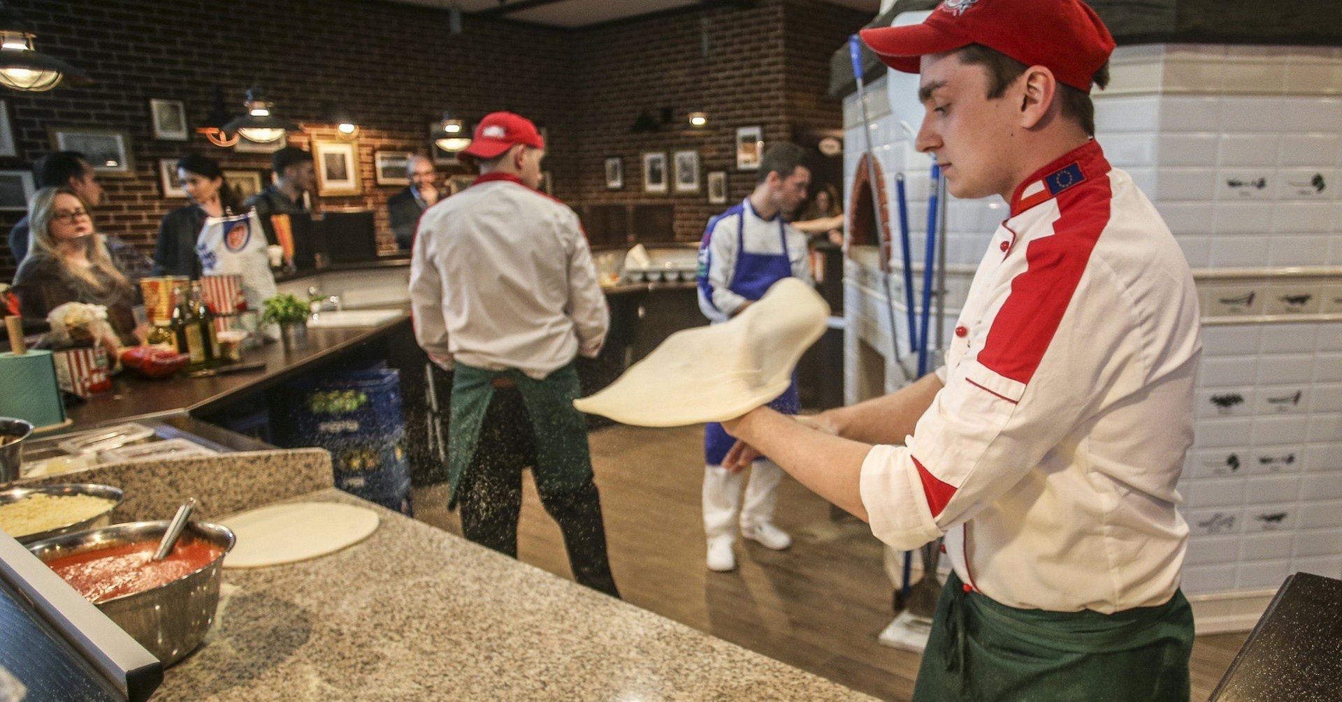 Brakuje ludzi do pracy w wielu firmach, ale przedsiębiorcy zamiast podwyżek, dają coś innego