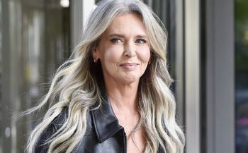 Inspiruje dojrzałe kobiety. Wskoczyła w garnitur w obłędnym kolorze